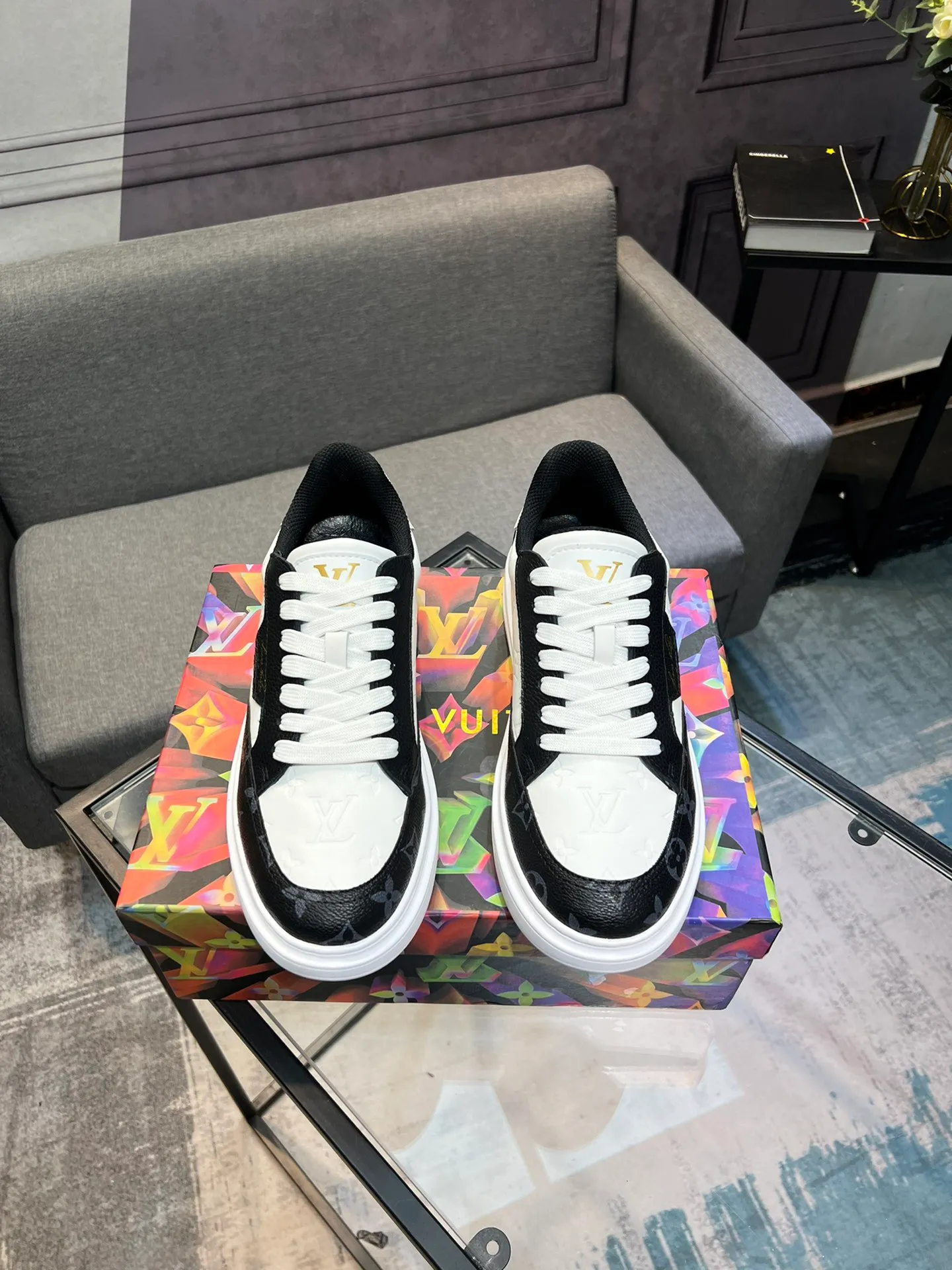 Men's Men's Shoes 💰540 LV Louis Vuitton. The latest fashionable casual shoes are popular in physical stores. The new spring and summer comfortable imported custom patent leather plus cowhide, cowhide mesh, and unique jacquard fabric element design. With sheepskin lining, Lv original base, [sun][sun] high-end packaging and high quality💪Details determine quality, welcome to compare🇮🇹Code number 38-44, 45 can be customized